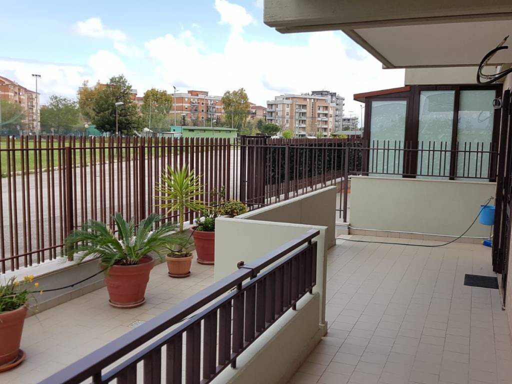 CORTILE PAVIMENTATO E VERANDA SUL RETRO